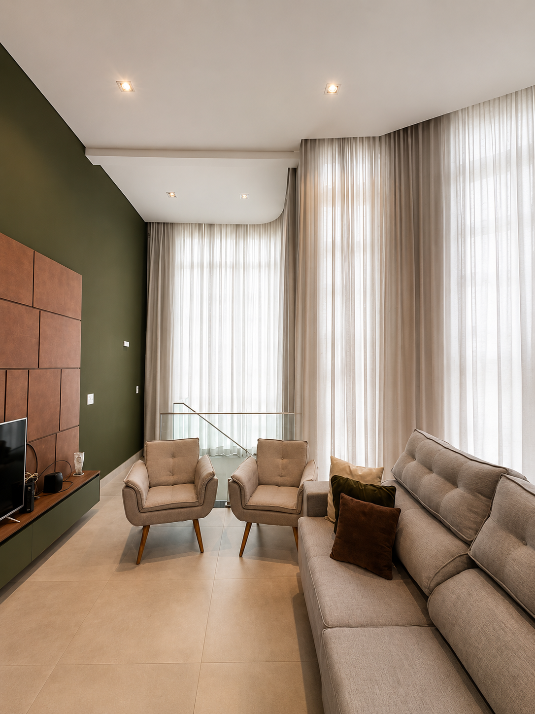 Ambiente decorado com cortinas claras e sala aconchegante